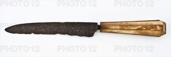 Knife with legs raises with hexagonal cross-section, tapered, knife cutlery soil find leg iron metal, archeology