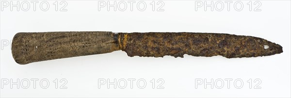 Knife with iron blade and wooden handle with round cross-section, tapered and decorated with engraved corrugated lines and grid