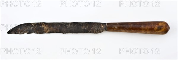 Knife with narrow elongated blade and tapered handle with oval cross-section, knife cutlery soil find wood iron metal