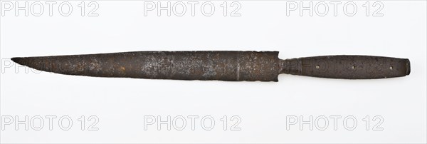 Iron blade with elongated, pointed blade and plate guide, Knife cutlery found in iron metal, archeology
