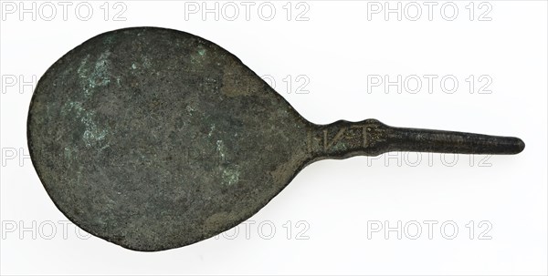 Copper spoon with fig-shaped bowl, on transition to stem the letters IVT, spoon cutlery soil find copper bronze? metal, Struck