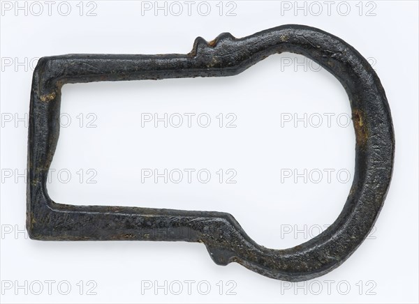 Metal buckle without middle post, in the form of keyhole, buckle fastener component soil find copper metal, archeology