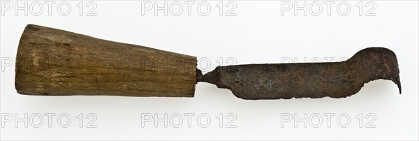 Blade with iron blade, at the end half cylindrically bent, tapered wooden handle, knife cutlery cutting tool soil find wood iron