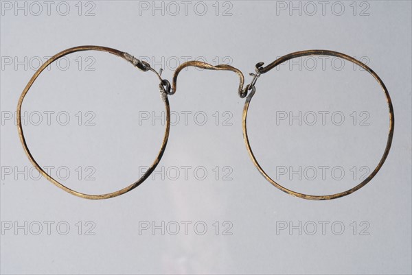 Round spectacle frame of curved metal, squeeze glasses eye lens soil find copper metal, pulled bent Squeeze glasses