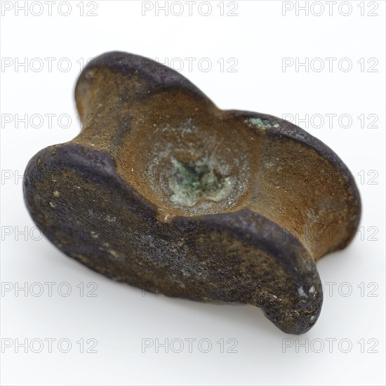 Copper shackle, part of dummy game, marked or decorated, nickel game soil find copper metal, cast Copper shackle Naturally