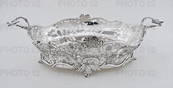 Silversmith: Anthony Huijs, Silver, oval bread basket with openwork walls decorated with birds and flower and leaf motifs