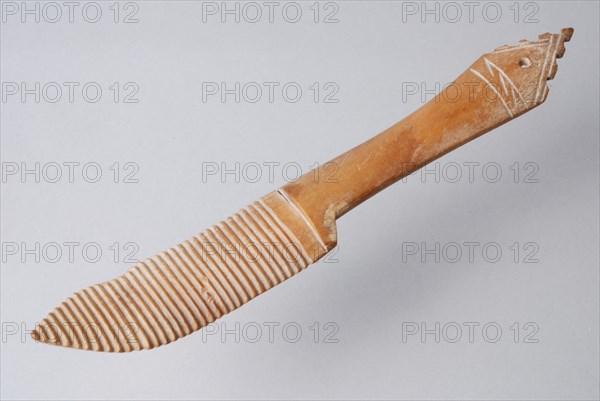 Leg cut butter spatula with ribbed blade and bent tip, butter knife knife cutlery soil find leg, sawn cut drilled Knife cut