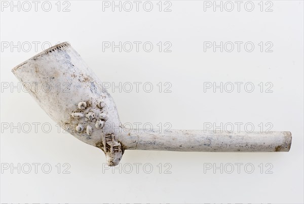 Clay pipe with embossed two stylized tudor roses on the kettle and chair, clay pipe smoking equipment smoke floor earthenware