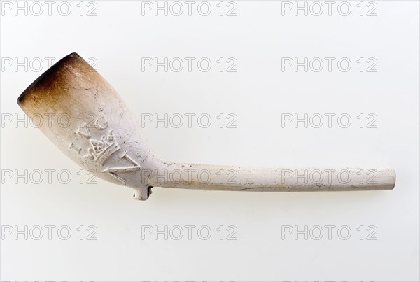 Jan van Genderen, Clay pipe with mark: crowned N under IVG, clay pipe smoking equipment smoke floor earthenware ceramic pottery