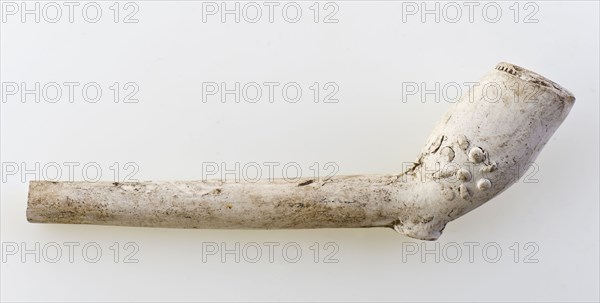 Clay pipe with embossed two stylized tudor roses on the kettle, clay pipe smoking equipment smoke floor pottery ceramics pottery