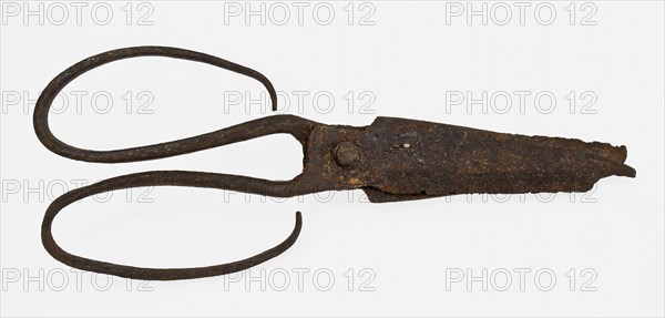 Hinge scissors, scissors with broad and open eyes, scissor cutting tool soil find iron metal