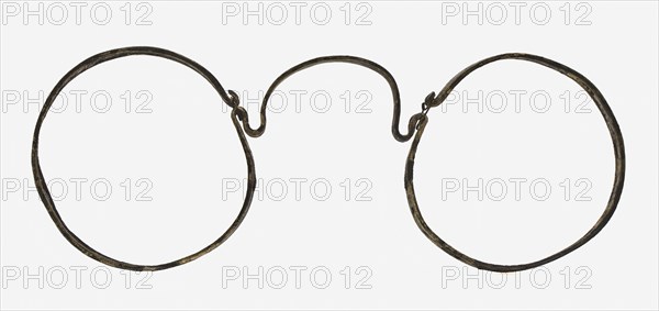 Frame of round glasses, of curved copper wire, squeeze glasses eye lens soil find copper metal, pulled curved frame