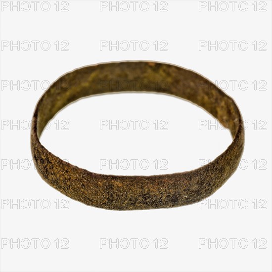 Thin copper ring without decoration, ring ornament clothing accessory clothing ground find copper metal, archeology wear connect