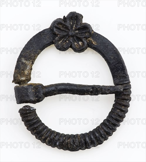Small round buckle with angel, rosette and spiral decoration on rim, buckle fastener component soil find tin metal d 0,2, Pewter