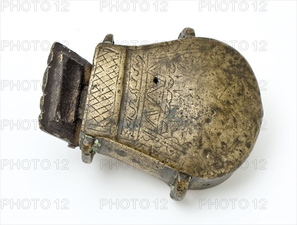 Brass pouch-shaped tinder box, tondeldoos lighter equipment soil find brass metal, cast engraved Pouch-shaped object with hinged