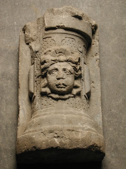 Pilaster with woman's head, pilaster ornament building component sandstone stone, sculpted