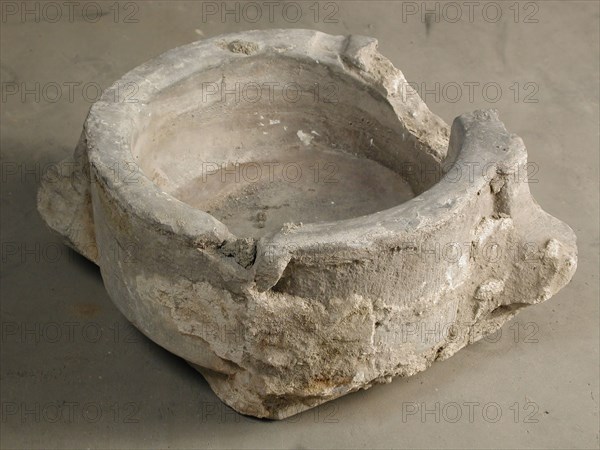 Hard stone mortar, auger equipment freestone stone cement, mince Round hard stone mortar on flat square base.