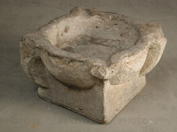 Limestone mortar, auger equipment limestone stone cement, mince Round limestone mortar on flat square base. Opposite each other