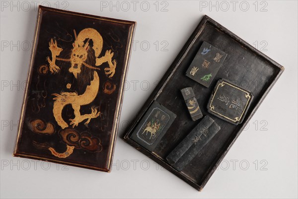 Box Japanese lacquerware with golden dragon, contains five blocks of Indian ink, from archive chest Van der Werff, box wood
