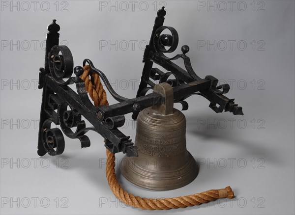 Gerrit Bakker, Bell with loud bar, lever with rope and two wrought iron hangers, bell clock clock sound brass brass total, total