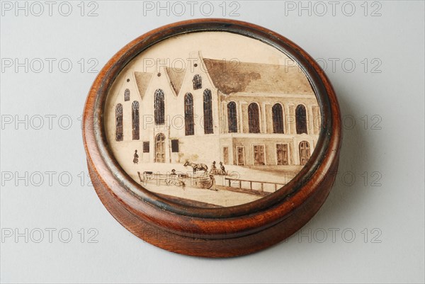 Wooden snuff box with Prinsenkerk statue behind glass, snuffbox holder wood glass paper ink, twisted Wooden snuffbox Disc-shaped