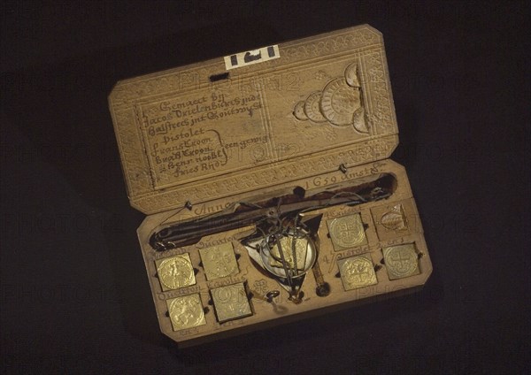 Jacob Drielenburgh, Coin weight box, two slides, weights, balance, coin weight box weight box coin weight weight wood brass iron