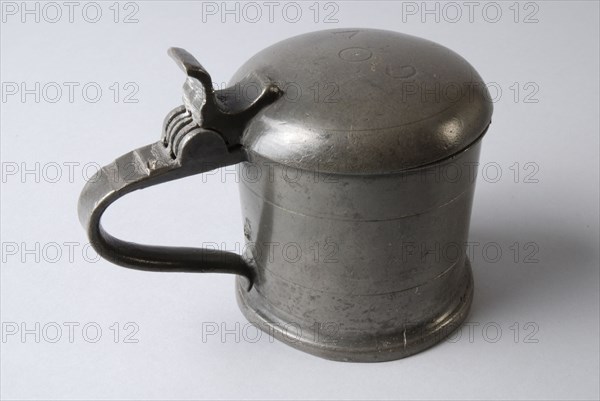 Cup with wide ear and hinging lid, crucible cup drinking utensils tableware holder tin, cast Cylindrical cup with stand ring