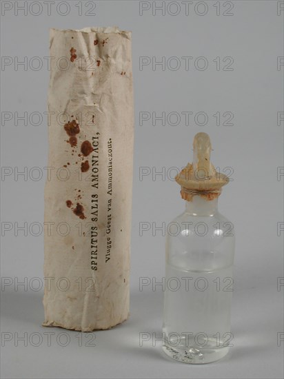 Colorless glass jar with grip stopper, contents and loose packaging SPIRITUS SALIS AMONIACI, bottle bottle holder medicine