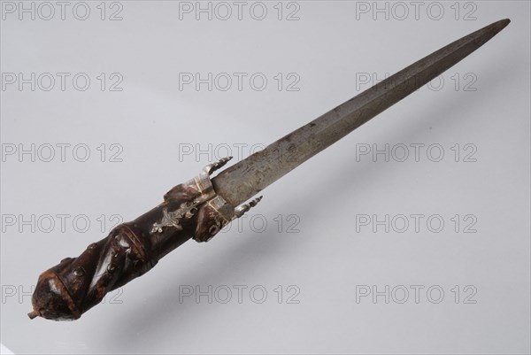 Kidney dagger with carved wooden hilt with iron and bronze inlay and baffle plate built up of layers of bronze and iron