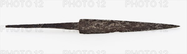 Blade of dagger with one cutting blade with incised figures on the blade, kidney dagger dagger knife stab weapon weapon fragment