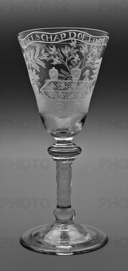 Goblet engraved with finch hunting and companionship, wine glass drinking glass drinking utensils tableware holder lead glass