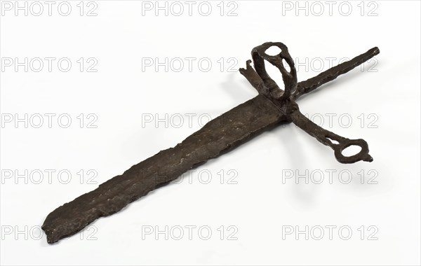 Fragment left hand, left hand dagger knife stab weapon weapon fragment soil find wrought iron metal, cast forged Fragment