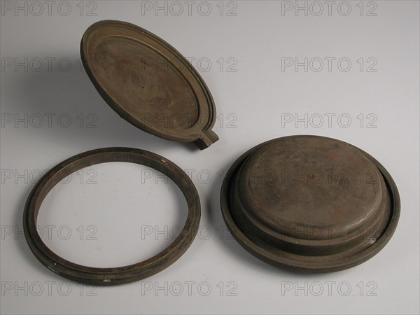 Round three-piece mold for lid of chamber pot, mold casting tool tools base metal bronze, cast turned Round three-piece bronze