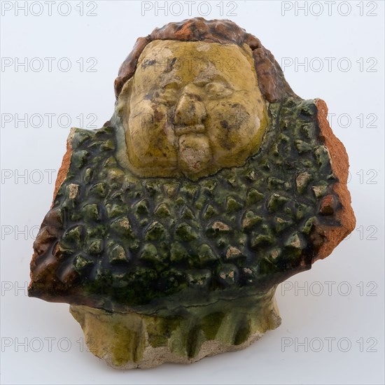 Earthenware face with green collar, decoration of fire dome, fire dome soil find ceramic earthenware glaze lead glaze, stamped