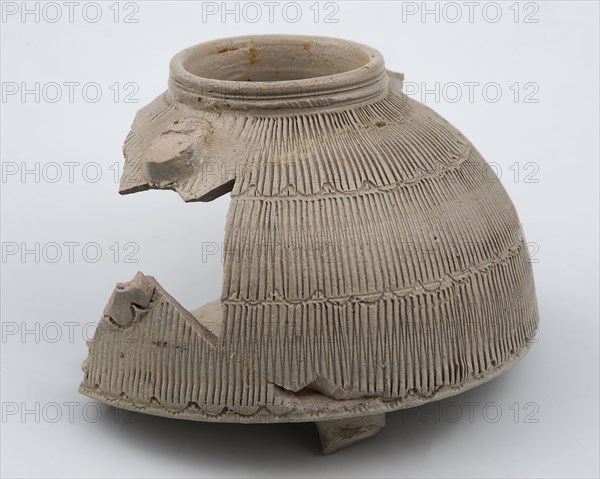 Fragment of stoneware inkwell in the shape of beehive, inkwell fragment soil finding ceramic stoneware glaze salt glaze, edge