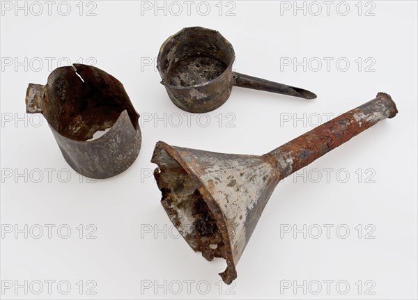 Cans snot nose or oil lamp on high foot, spout lamp oil lamp lamp illuminant soil find tin iron tin metal, w 11,2 beaten