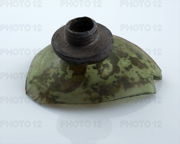 Fragment of green bottle, square, pewter closure, bottle holder soil find glass forest glass tin metal, molded molded Neck