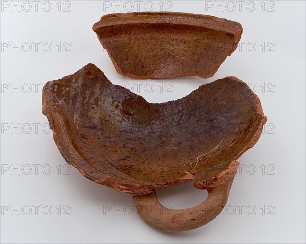 Fragments of red earthenware and stoneware neck from cesspool in Groenendaal, storage jar pot holder soil find ceramic