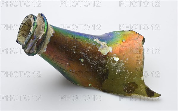 Fragment of the shoulders, neck and mouth of the abdominal bottle, bottle bottle storage bottle wine bottle bottle holder soil