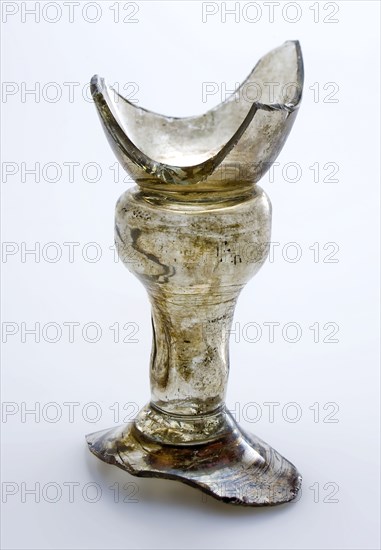 Fragments of part of foot, trunk and part of chalice of chalice, drinking glass drinking utensils tableware holder soil find