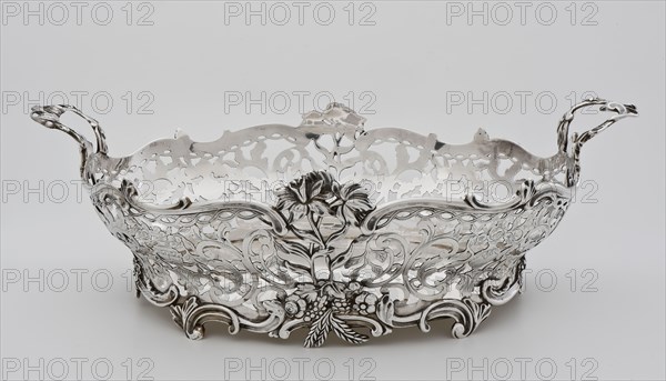 Silversmith: Rudolph Sondag, Silver open-worked bread basket, bread basket holder silver, sawn engraved mold Oval shape openwork