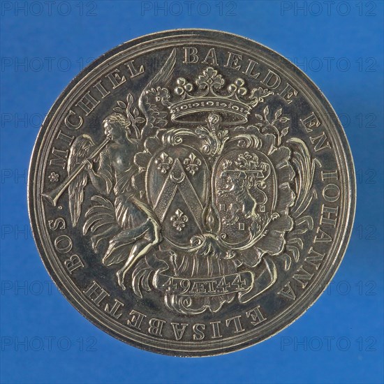 Nico van Swinderen, Medal on the 25th wedding of Michiel Baelde and Johanna Elizabeth Bos, wedding penny medal silver, two coats