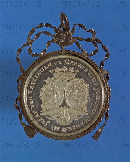 Wedding medal as pendant, from Mr. Isaac van Teylingen, mayor of Rotterdam, and Geertruyda Johanna Bouwer, wedding medal