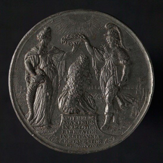 Casting front penny on the relief of Londonderry by the English fleet, coin casting sculpture lead metal, cast Molding