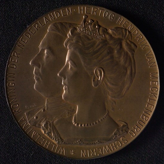 Manufacturer: Nederlandsche Fabriek van Gouden en Zilveren Werken J.A.A. Gerritsen, Medal on the wedding of Queen Wilhelmina