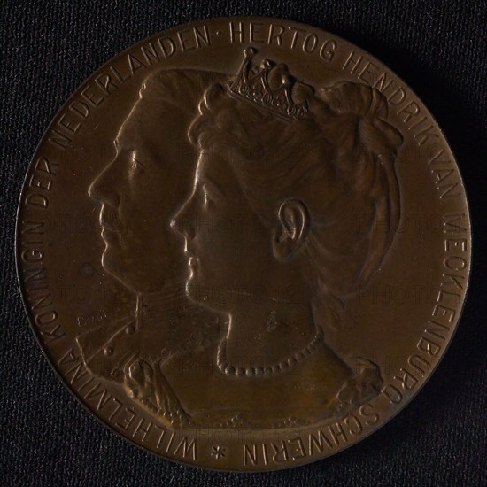 Manufacturer: Nederlandsche Fabriek van Gouden en Zilveren Werken J.A.A. Gerritsen, Medal on the wedding of Queen Wilhelmina