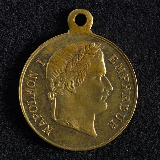 Wear medal on erecting the tomb for Napoleon I, bearer token medal holder bronze gold, gilded, portrait of Napoleon to the right