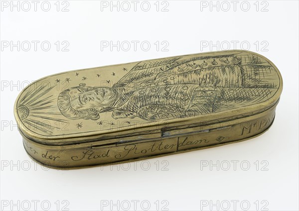 Oval tobacco box with engraved portrait of Paulus Gevers (1741-1797), tobacco box holder metal copper, Paulus Gevers