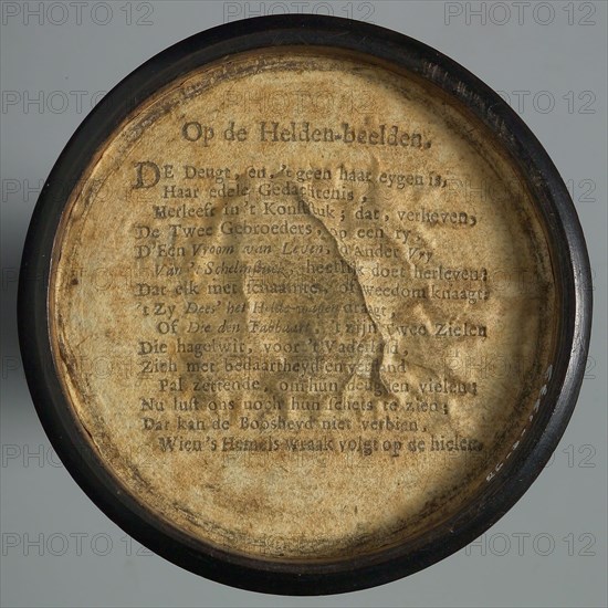 One-sided wooden medallion, covered with paper, with printed text OP DE HELDEN-BEELDEN, penny box holder of wood paper, Text