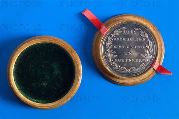 H. de Heus, Medal of the voluntary reinforcement in Rotterdam, penning image material silver metal wood, Inside wreath of bound